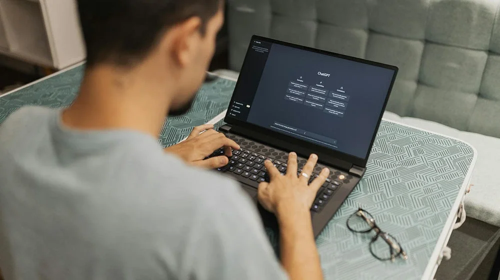Construir um site com ChatGPT: vantagens, limites e a necessidade de personalização